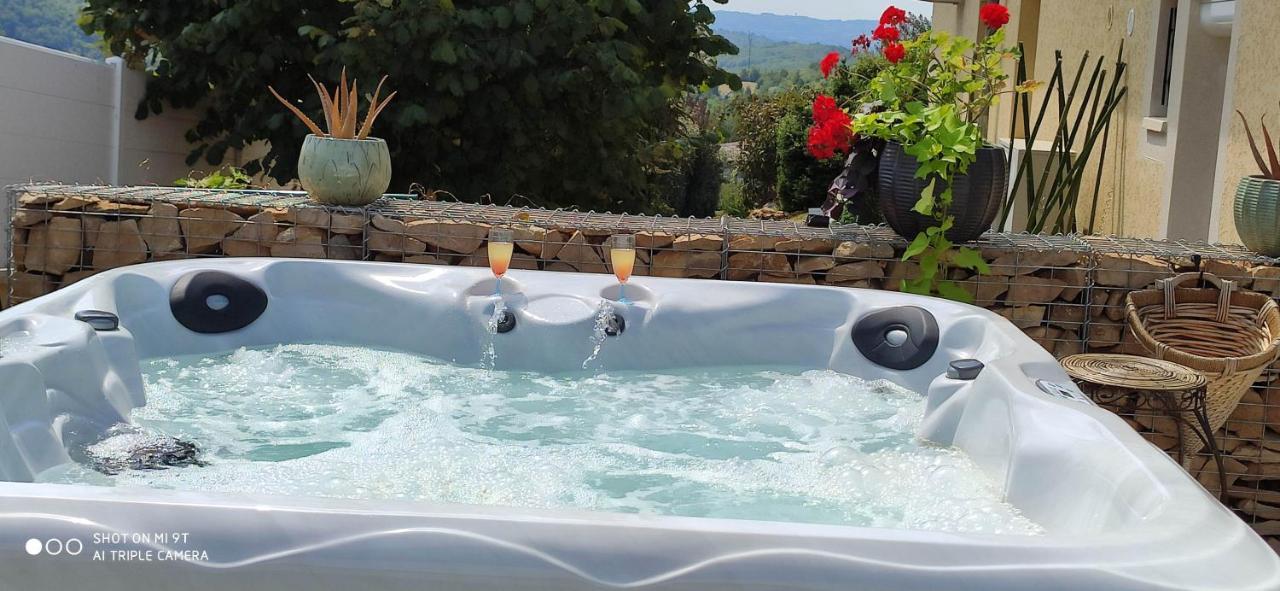 Campagne Et Jacuzzi ... C'est Cosy Le Bumble Bee ! * Panossas