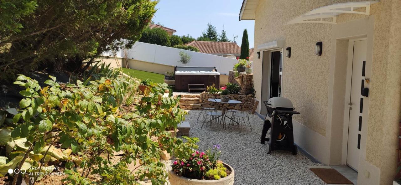 Campagne Et Jacuzzi ... C'est Cosy Le Bumble Bee ! Holiday home Panossas