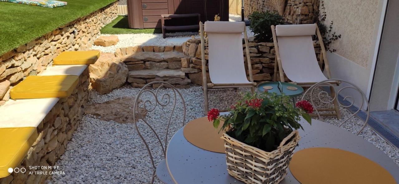 Campagne Et Jacuzzi ... C'est Cosy Le Bumble Bee ! Holiday home