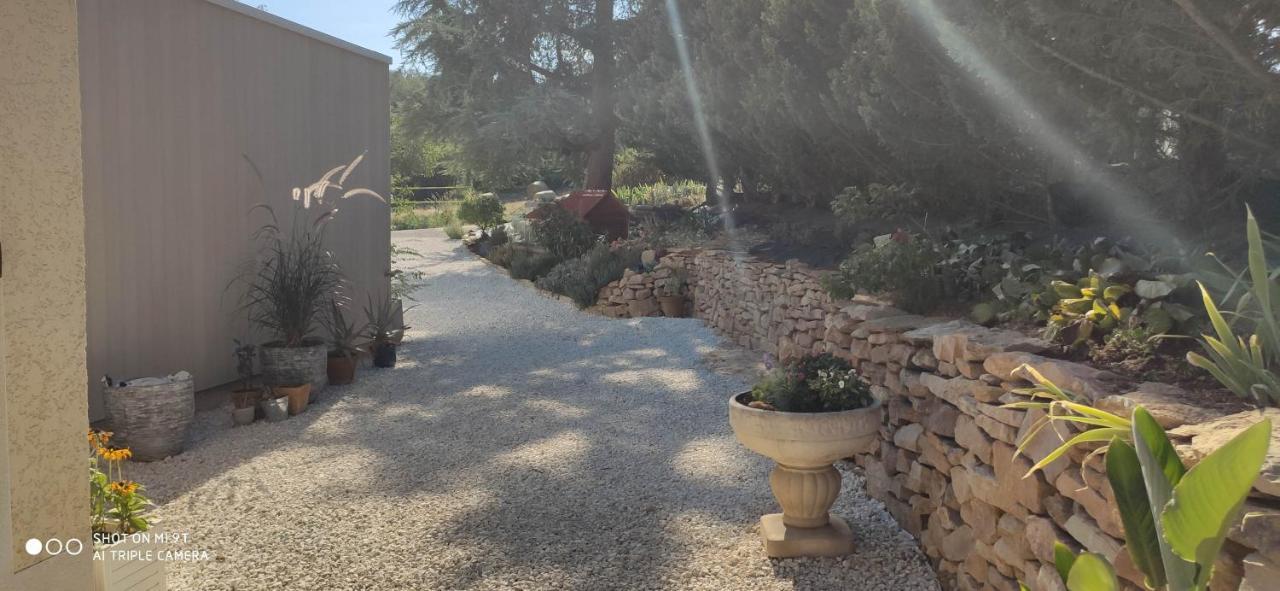Campagne Et Jacuzzi ... C'est Cosy Le Bumble Bee ! Holiday home *
